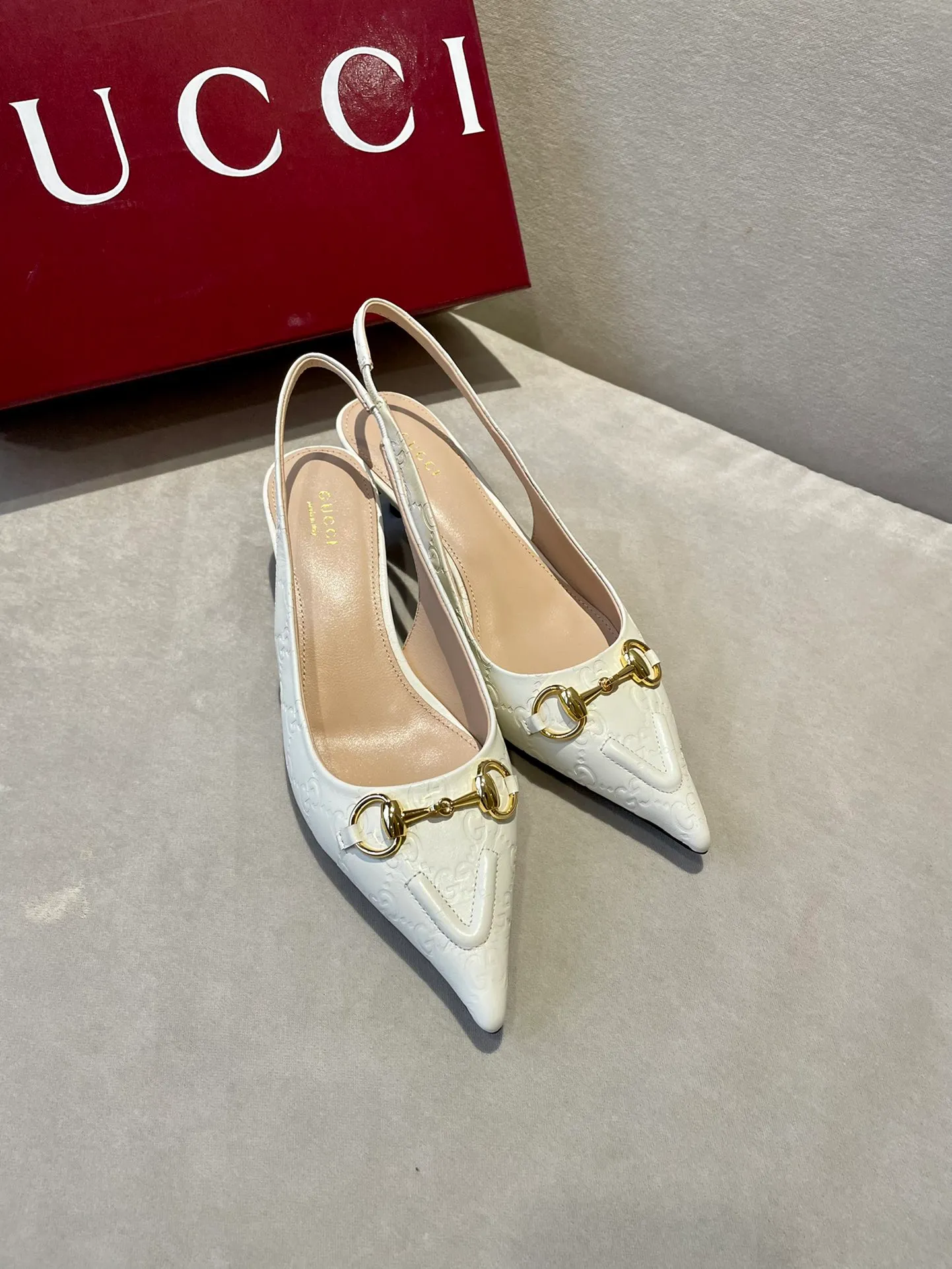 👟👟Ex-factory price 580👟👟 2024 G family’s new GUcc𝐢 horsebit pump sandals with pointed toes, elastic straps and kitten heels complement each other to create a comfortable and fitting design, and the back-lace pumps are the essence of design. Hot-drilling process Upper: Imported high-grade G G canvas Lining/foot pads: Full-grain high-grade lambskin Sole: Italian top-grade genuine leather sole Heel height: 10.5cm Fitting size: 35-42 (40/41/42 custom-made, non-refundable)